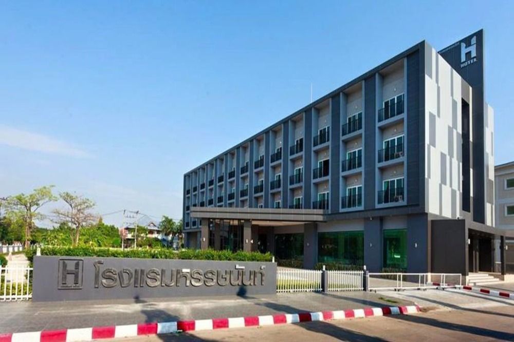 Hansanan Hotel Phitsanulok Exterior photo